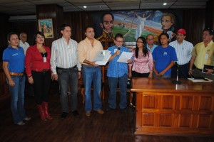 El equipo de profesionales de la CVG entregó al alcalde Gustavo Muñiz el proyecto del nuevo Matadero Industrial Municipal.