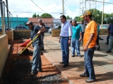 Alcalde Muñiz inspeccionando la cancha del sector Maturín. 