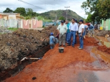 Colocación de red de aguas servidas en el sector El Guamito.