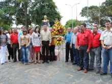 Funcionarios de la Alcaldía ofrendaron junto al mandatario local Gustavo Muñiz.
