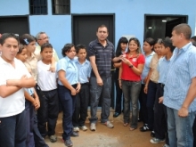 Alumnos y docentes acompañan al alcalde Muñiz a la apertura de los nuevos sanitarios