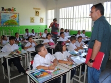 El alcalde Gustavo Muñiz visitó a los niños y la escuela Julia de Bolívar 