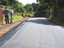 La municipalidad invierte 300 mil bolívares en el asfaltado sector Los Chorros.
