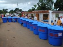 15 familias reciben tanques para almacenar agua 