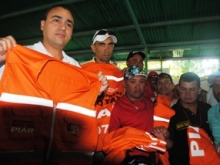 El Alcalde Muñiz entregó chalecos a los  trabajadores de moto taxis Piar. 