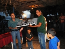 El Alcalde Gustavo Muñiz entregó instrumentos musicales como aporte a los músicos 