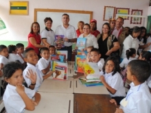 El Alcalde Muñiz momento de las entregas  de los libros a estudiantes de tercer grado en la UEN Coviaguard.