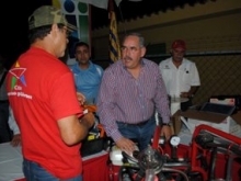 Gobernador Rangel y alcalde Muñiz entregan créditos a productores