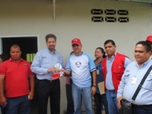 El Alcalde Gustavo Muñiz recibió un presente de ´parte del equipo de CVG Venalum.