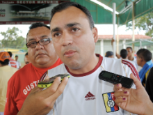 Alcalde Gustavo Muñiz junto a atletas del sector. 