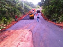 Alcaldía de Piar recupera vía de acceso en sector rural El Buey