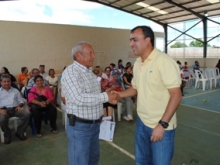 El Alcalde Gustavo Muñiz entregó 37 títulos de propiedad de Terrenos.