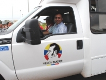 Alcalde Muñiz en la nueva unidad de transporte.