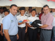 El alcalde Gustavo Muñiz hizo entrega de uniformes, útiles y otros materiales acompañado del Coronel Julio César Fuentes Manzulli