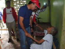 Muñiz visitó y llevó apoyo a los más necesitados