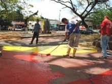 Funcionarios pintan la Plaza Van Praag de Upata 