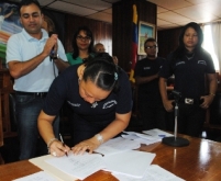 Flor García Secretaria General de Sutra Alcapiar firma contrato colectivo 