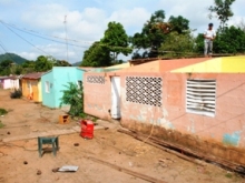 Alcaldía beneficia a 11 familias con techos de acerolit en Sabanetica