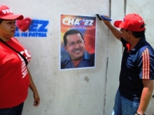 Muñiz y demás militantes colocan afiches