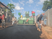 Continúa la aplicación de asfalto en la comunidad