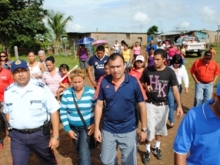 Vecinos acompañaron al alcalde Gustavo Muñiz a realizar el recorrido en el sector
