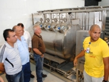 Alcalde Muñiz realiza recorrido en la planta con los productores de queso
