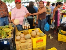 Frutas a buen precio en el Mercado campesino