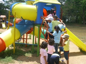 Niños de los Hogaines de paseo en el Parque Cahamay