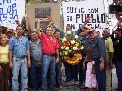 Gustavo Muñiz y Sindicatos de la Construcción realizan ofrenda Floral ante el Padre de la Patria.