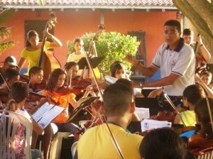Orquesta Sinfónica Juvenil e Infantil de Guasipati junto a su director César Carreño