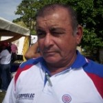 Luis Ramón Flores del sector Las Llaves  recibió una desmalezadora