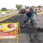 Trabajadores de la Gobernación producen el asfalto que se aplica en Upata.