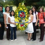 Los graduandos realizaron ofrenda floral en la Plaza Bolívar de Upata.-
