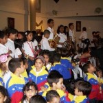 EL kínder música y niños de flauta dulce, interpretó el Himno de la Alegría con la Orquesta.