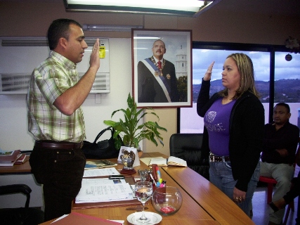 El alcalde de Piar Gustavo Muñiz juramentó a María Eugenia Baute como nueva directora de Ambiente y Turismo.