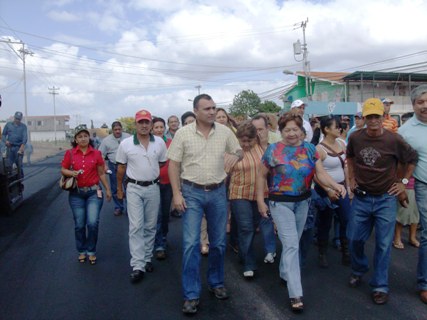 El alcalde Muñiz, inició el año 2010, trabajando al lado de su pueblo.