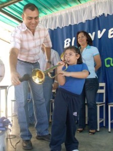 El alcalde Muñiz entregó instrumentos musicales.
