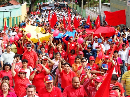 El alcalde Gustavo Muñiz encabezó marcha de la “dignidad”.
