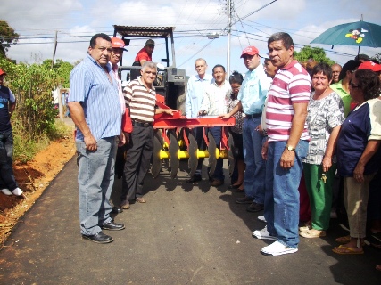 Alcalde Muñiz apoya con maquinarias a los pequeños productores 