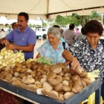 El mercado campesino ofrece productos a precios socialistas