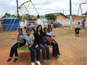 Primera Dama inaugura parque infantil en El Pao