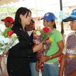 Zulny Bonalde entregó Flores y obsequios a las mujeres de El Pao