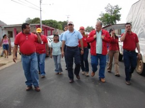 El alcalde Muñiz caminó por las calles asfaltadas de San José.