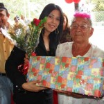 Lila Gómez recibió obsequio y flores de la Primera Dama