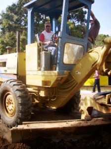 El alcalde Muñiz dirige las maquinarias en El Pao