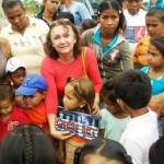 Doctora Elsy de Muñiz entregó juguetes por parte Fundación Social a los niños de El Carmen.