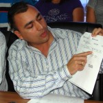El alcalde Gustavo Muñiz enseñando la comunicación del Banco.