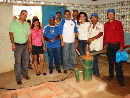 Alcalde Muñiz entregó materiales para acueducto