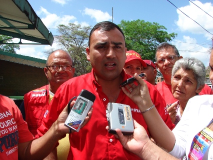 EL alcalde Gustavo Muñiz al momento de visitar los Centros de Votación.