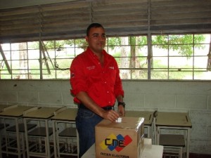 El alcalde Gustavo Muñiz al depositar su voto.